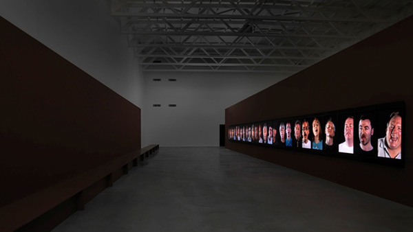 Зал с видео-инсталляцией «Working Class Hero» (Портрет Джона Леннона) Кандис Брайц._Kunsthalle_g.jpg