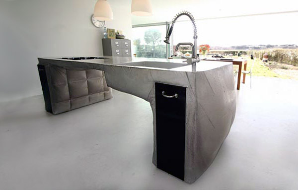 Кухонный стол отлитый из цельного бетона