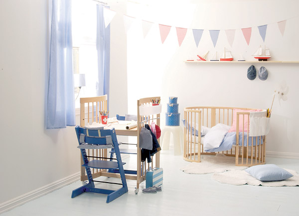 интерьер и дизайн детской комнаты, светлы тона и деревянная мебель