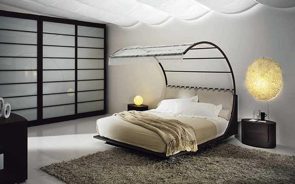 интерьер спальни в спокойных тонах, дизайнерская кровать в спальне