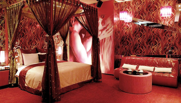 дизайн спальни в стиле будуар, красный цвет в интерьере спальни