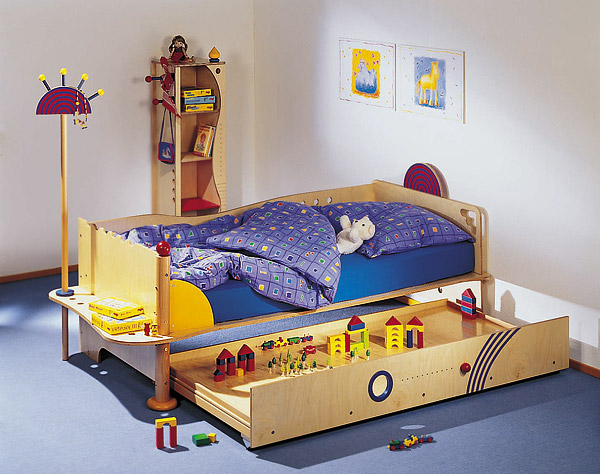 Дизайн детской комнаты. Удобная кровать-трансформер в интерьере детской комнаты
