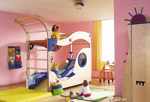 Интерьер детской комнаты. Детская кровать со спортивными снарядами